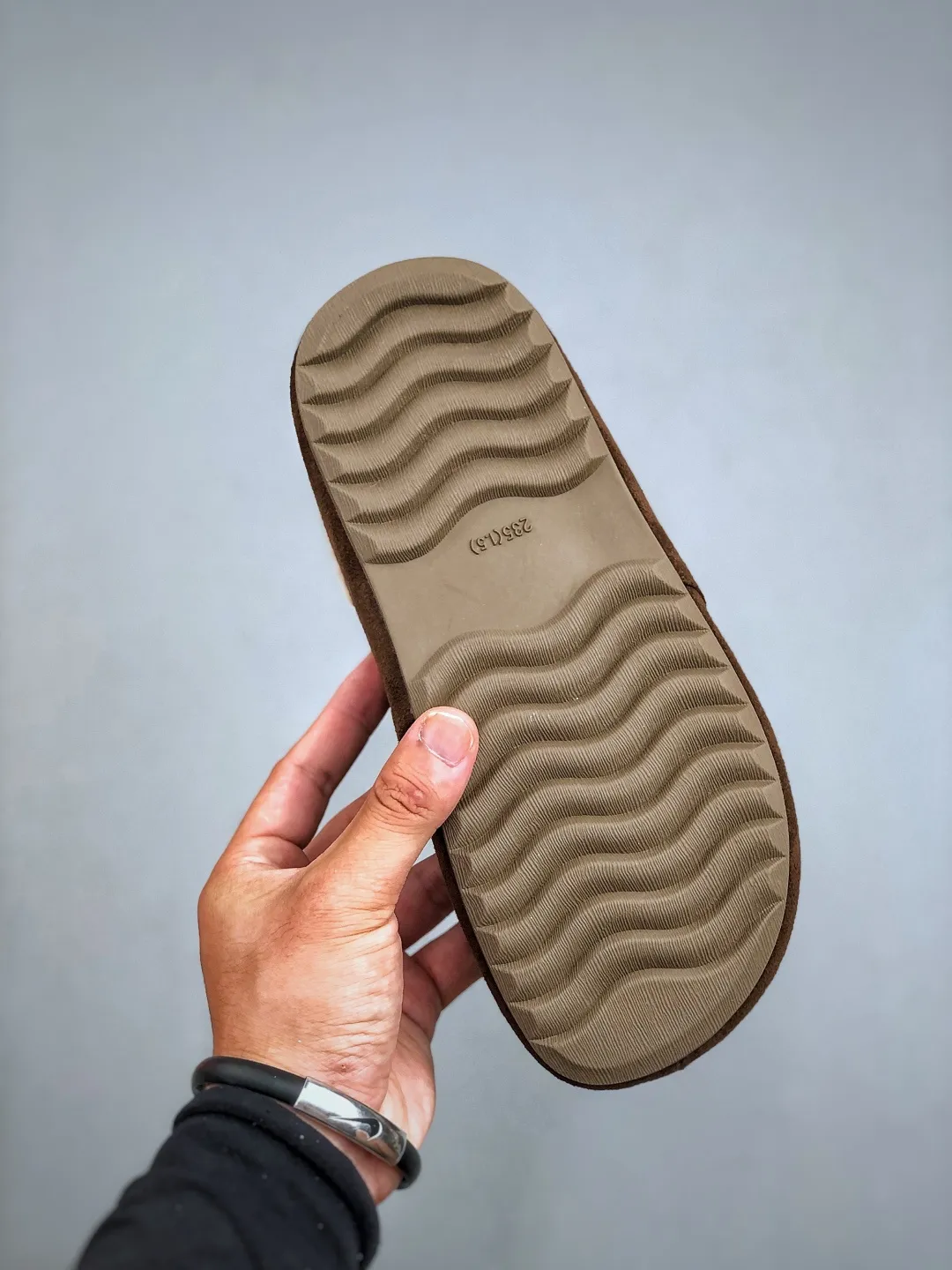 💰520 supports the store G UGG2025ss official website latest hanni thick sole, I love it so much, and it is very light and easy to wear. When paired with socks, it has a super sweet girly feel. Dopamine color, full of vitality, really super girl ~ fall in love at a glance, original material of the upper, original outsole, soft and comfortable on the feet, versatile, can make the legs look longer in seconds, a must-have item for summer Size: 35-40